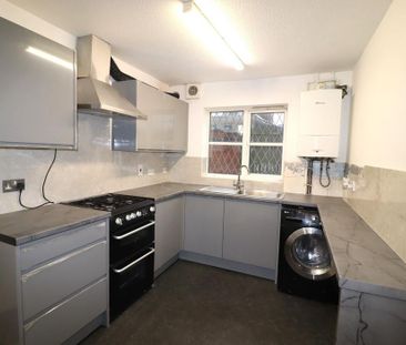 4 bedroom semi-detached house to rent - Photo 2