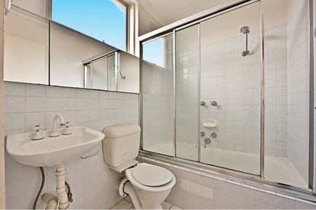 Register to Inspect: SPACIOUS APARTMENT WALKING DISTANCE TO LYGON ST! - Photo 5