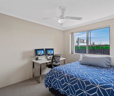 Ultra-Convenient - Light and Breezy Apartment - Photo 3