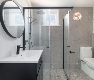 Freestanding home of classic and contemporary style - Photo 4