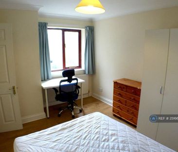 1 bedroom in a house share to rent - Photo 2