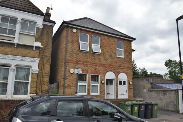 Flat to rent - Springbank Road, London, SE13 - Photo 1