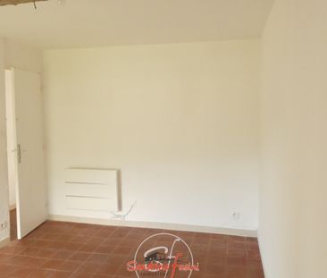 Petit deux pièces dans le village de Gattieres - Photo 3