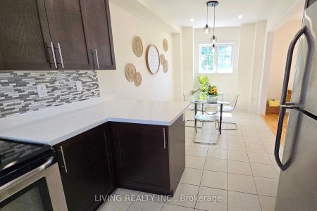 Condo Townhouse For Lease | N9255946 - Photo 2