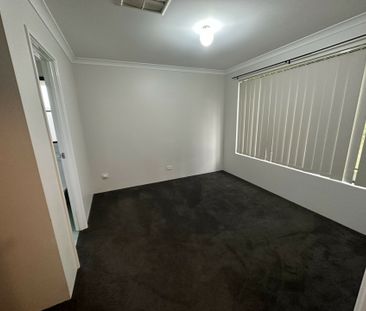 Comfortable Family Living in a Quiet Greenfields Cul-de-Sac. - Photo 4