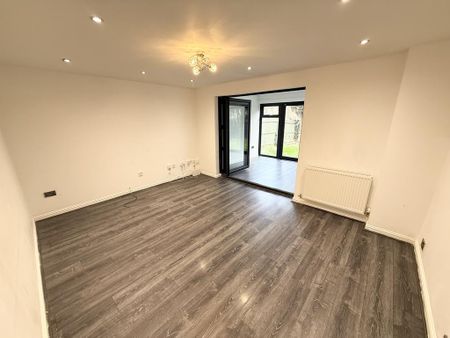 5 bedroom detached house to rent - Photo 2