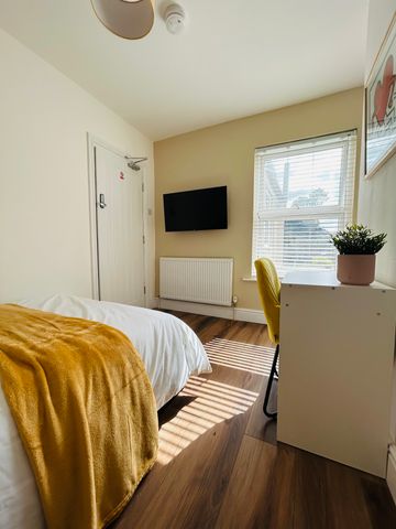 BEDROOM 1- MEDIUM DOUBLE ENSUITE - Photo 5