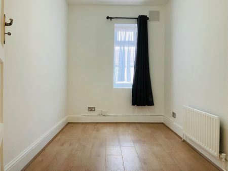 3 Bed Flat, Hockley Avenue, E6 - Photo 4