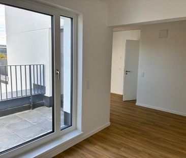 Gut geschnittene 1-Zimmer-Wohnung mit Dachterrasse und EBK - Foto 1