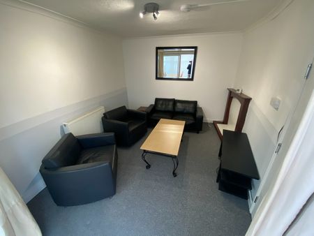 4 Bed Terraced House, Mayors Croft, CV4 - Photo 2