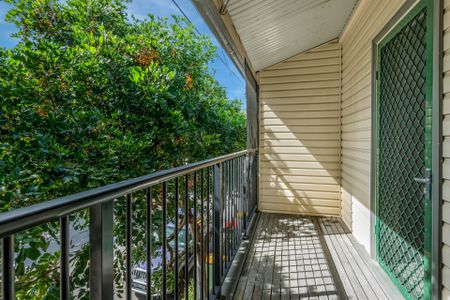 Stylishly refurbished historic terrace house in a sought-after location - Photo 3