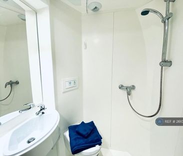 1 bedroom in a flat share to rent - Photo 5