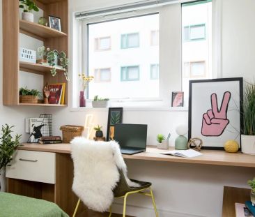 Large Standard Double Ensuite: Three Bed Flat - Photo 6