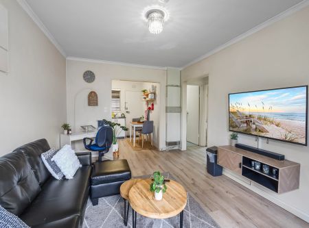 Light Filled living in Heart of Cheltenham - Photo 3