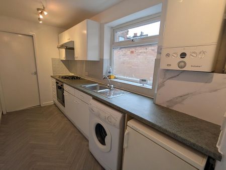 2 bedroom end of terrace house to rent - Photo 5