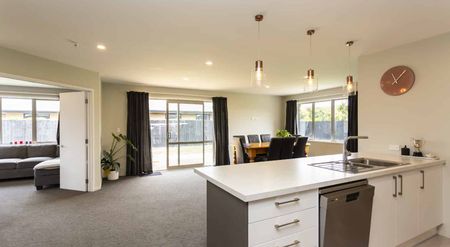 Spacious and private family home! - Photo 3