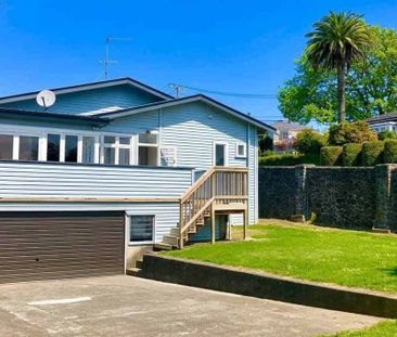 STUNNING SUN-DRENCHED CHARACTER HOME IN MOUNT ... - Photo 4