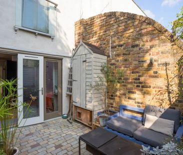 2 Bed Semi-Detached House, The Coach House, N4 - Photo 1