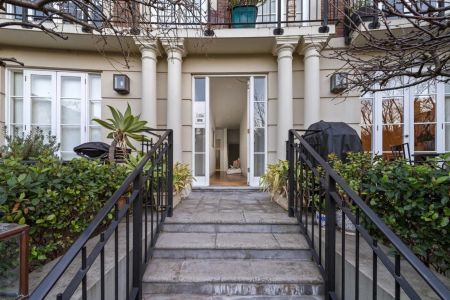 Tranquil Garden Retreat on the Edge of the CBD - Photo 2