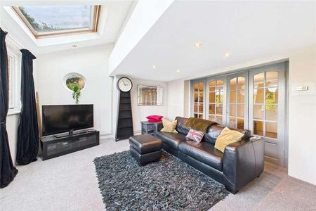 College Lane, East Grinstead, West Sussex, RH19 - Photo 2