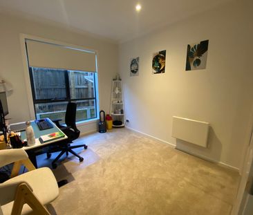 Townhouse with it's own driveway !! - Photo 5