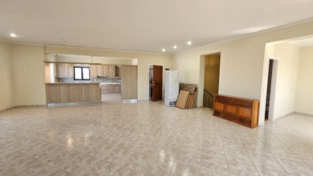ΘΕΡΙΣΣΟΣ, ΣΕ ΜΟΝΑΔΙΚΗ ΘΕΣΗ ΜΠΡΟΣΤΑ ΣΕ ΠΛΑΤΕΙΑ ΜΕ ΑΝΕΜΠΟΔΙΣΤΗ ΘΕΑ, ΕΝΟΙΚΙΑΖΕΤΑΙ ΜΕΖΟΝΕΤΑ 2 ΕΠΙΠΕΔΩΝ - Photo 3