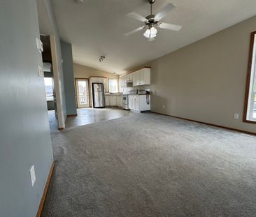 Spacious 3-Bed, 1-Bath Main with Fenced Yard! - Photo 2