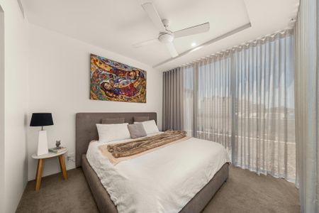 Sensational Partly Furnished Apartment with 2 cars! - Photo 2