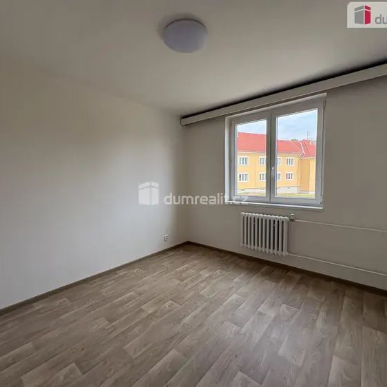 pronájem revitalizovaného bytu s balkónem, garáží a parkovacím místem před domem Milín - Photo 1