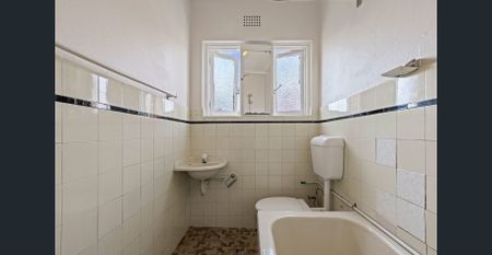 Art Deco Apartment In An Ultra Convenient Location - Photo 3