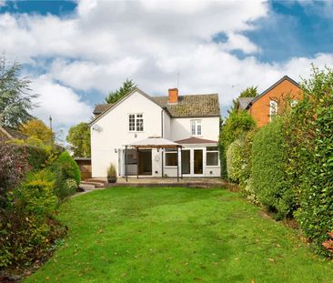 Four bedroom detached cottage in the heart of Warfield - Photo 5