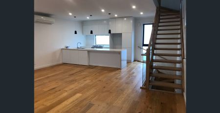 Contemporary Luxury Townhouse with city views at Port Melbourne - Photo 2