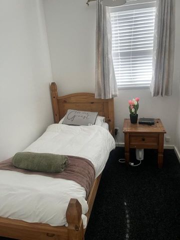Room in a Shared House, Disraeli Gardens, LS11 - Photo 5