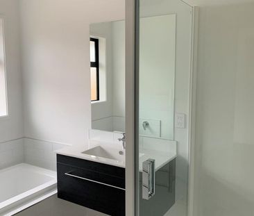 Sunny 4 Bedroom/2 bathroom Home - Photo 1