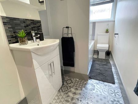 Professional HMO, All Bills Included En-Suite Room in Armley–Perfect for a Professional - Photo 2