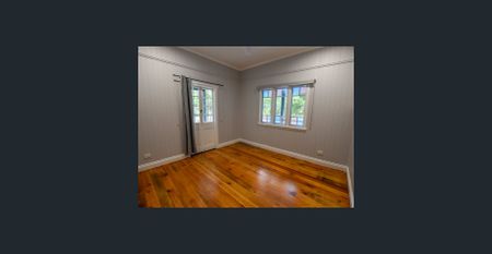 Exquisite Queenslander with original features, Close to town. - Photo 3