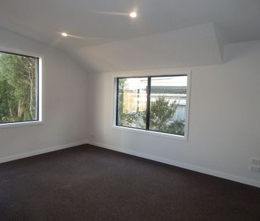 House close to the shop - Photo 3