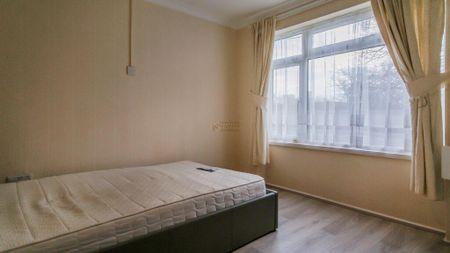 3 bedroom flat to rent - Photo 4