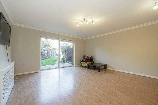 Grove Crescent, Hanworth, TW13 - Photo 1
