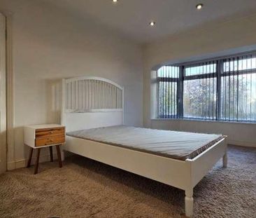 Stradbroke Grove, Ilford, IG5 - Photo 4