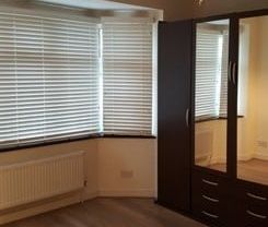 4 Bed Terraced House, Yoxley Drive, IG2 - Photo 3