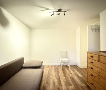 3 Bedroom House - Mid Terrace To Let - Photo 3