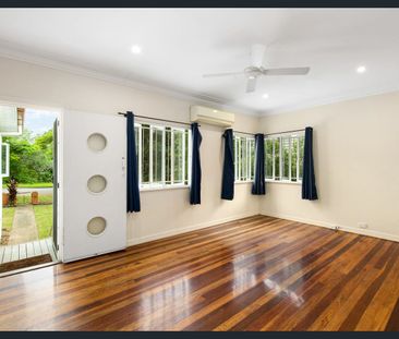 Charming Family Home with Spacious Backyard in Yeronga - Photo 6