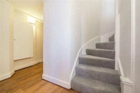 1 bedroom house in Holborn - Photo 3