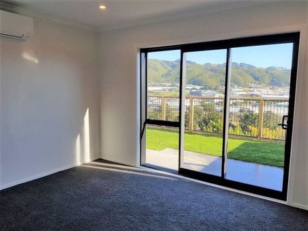 Stunning 3BR Aotea Home for Rent - Photo 4