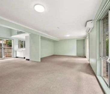 Perfectly Positioned Townhouse Near the Beach (4 Month Lease Only -... - Photo 2