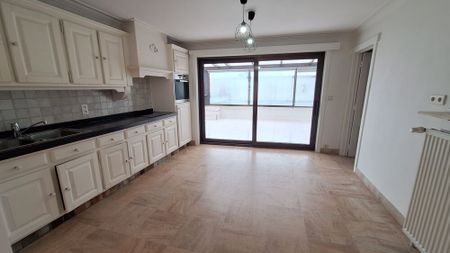 Praktische woning met zonnig terras en dubbele garage in centrum Poperinge. - Photo 4