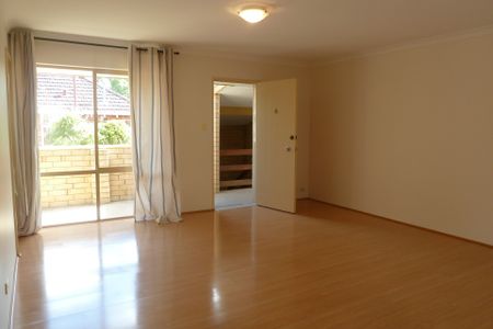 Perfectly located. - Photo 4