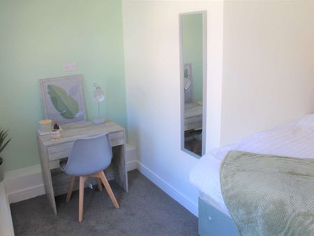 Luxury Shared House for Professionals Room 4 - Photo 5