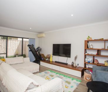 Modern family home with study nook and theatre room/4th bed - Photo 2